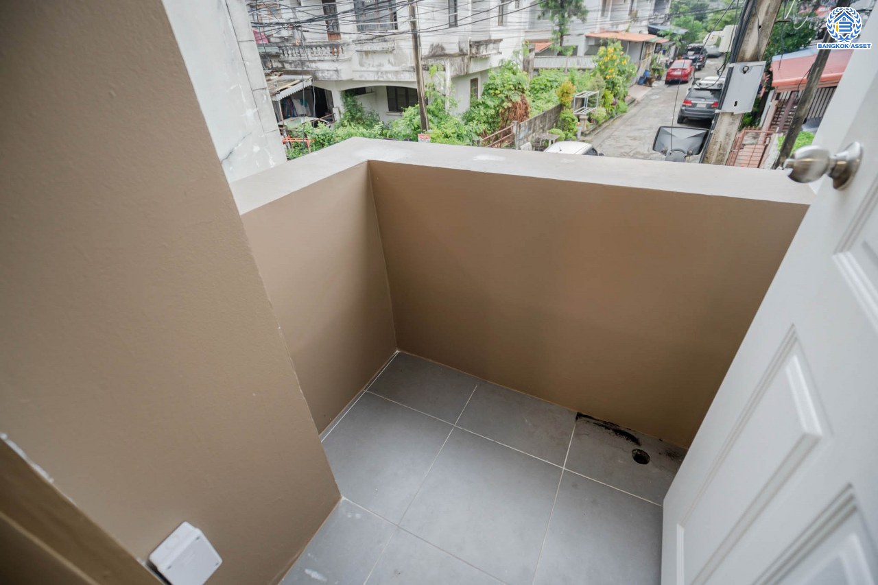 บ้านมือสองตกแต่งใหม่ ทาวน์เฮ้าส์ทำเลโซนเมือง! โครงการ เกร็ดแก้วการ์เด้น รัตนาธิเบศร์ ที่สุดของความคุ้ม เนื้อที่ 17 ตร.ว. พื้นที่ใช้สอย 116 ตร.ม. ฟังก์ชัน 2 ห้องนอน 2 ห้องน้ำ 1 ที่จอดรถ บนทำเลศักยภาพ ติดถนนรัตนาธิเบศร์ ใกล้ทางด่วน "งามวงศ์วาน" เซ็นทรัลรัตนาธิเบศร์ และรถไฟฟ้าสายสีม่วง "สถานีบางกระสอ"...